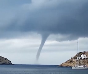 Kaiyun- 橄榄球赛场再起风云：滇池赤兔队惊险晋级齐鲁火箭队，赛场气氛火爆节奏掌控在手